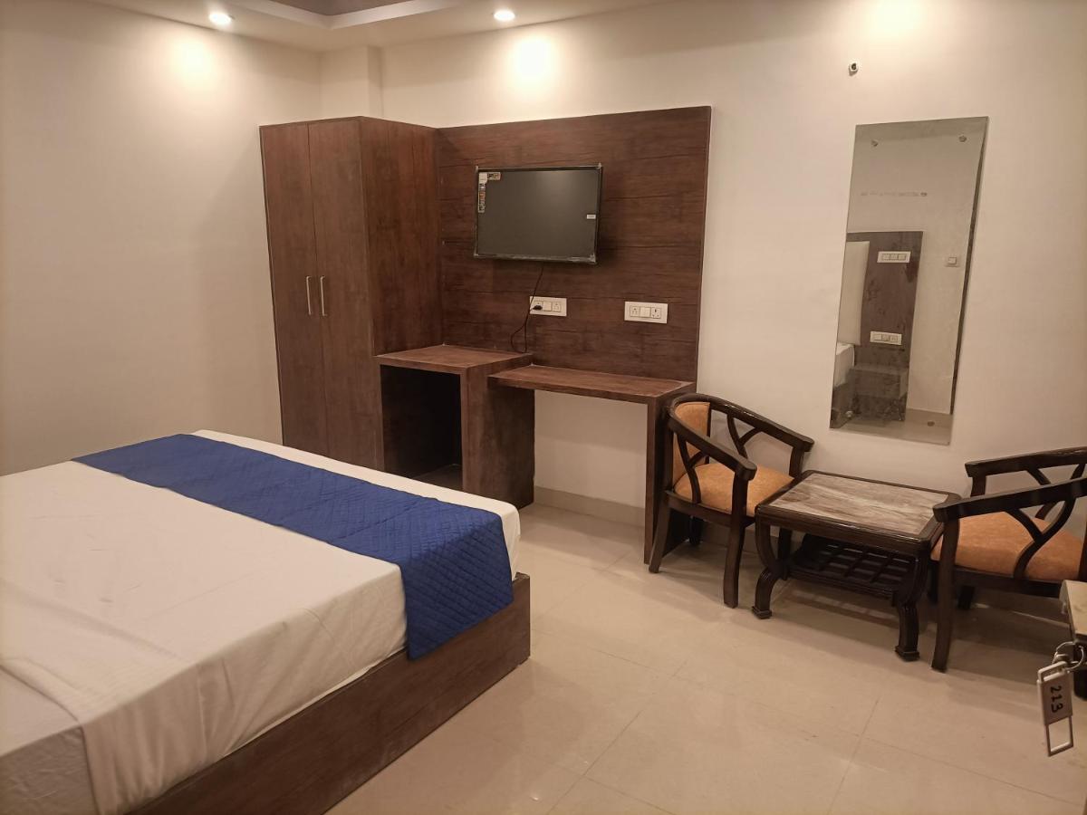 Family Hotel Tark Near Igi Airport Delhi ニューデリー エクステリア 写真