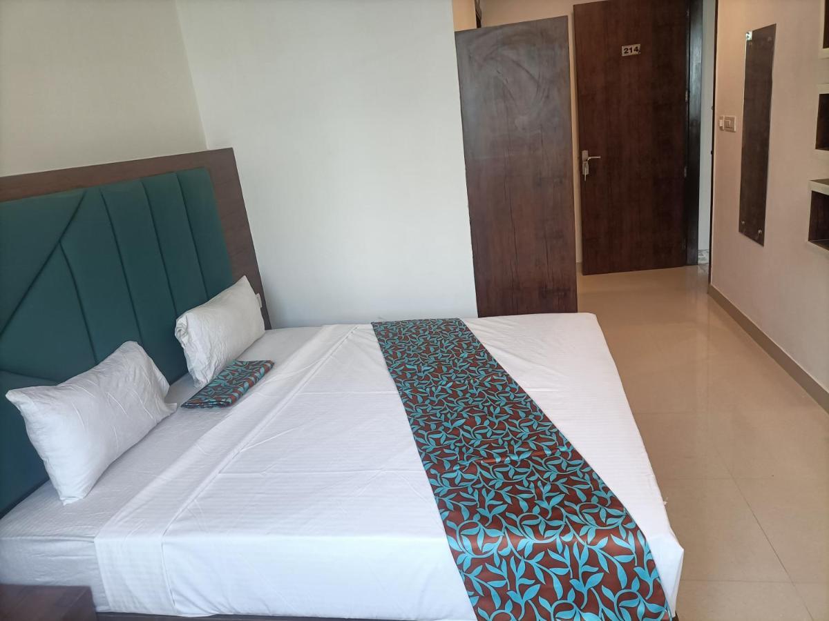 Family Hotel Tark Near Igi Airport Delhi ニューデリー エクステリア 写真